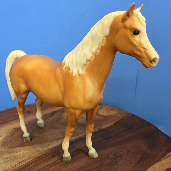 Breyer 1836 Ideal Series - Palomino Geronimo 2022 RETIRED - Picture 2 of 12